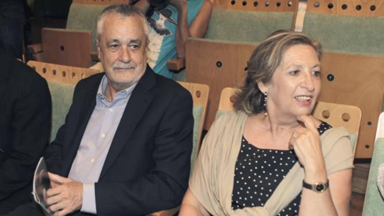 El expresidente de la Junta, José Antonio Griñán junto a su mujer