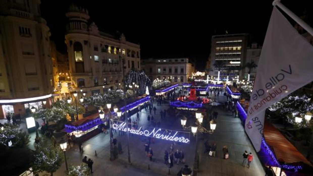 Panorámica del mercadillo de Navidad de la plaza de Las Tendillas