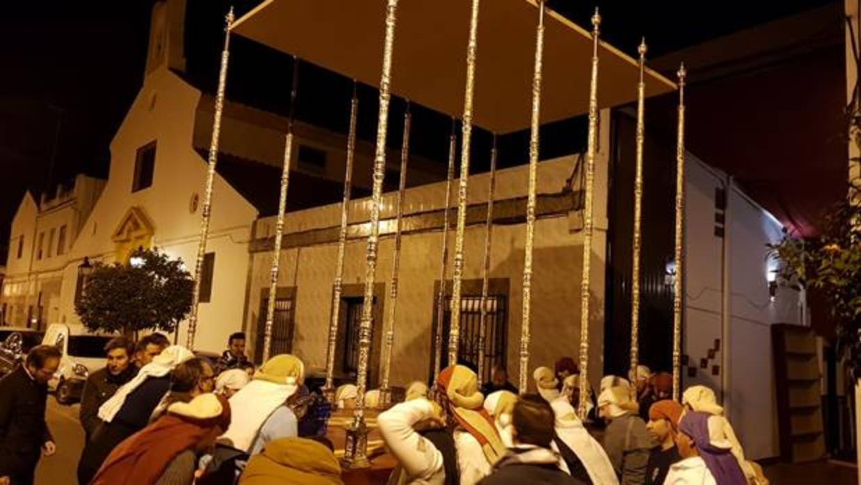 Llega del palio de la Virgen de la Salud a la iglesia de Santa Victoria