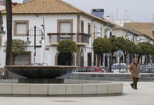 Un homre pasea por la plaza de Cañero