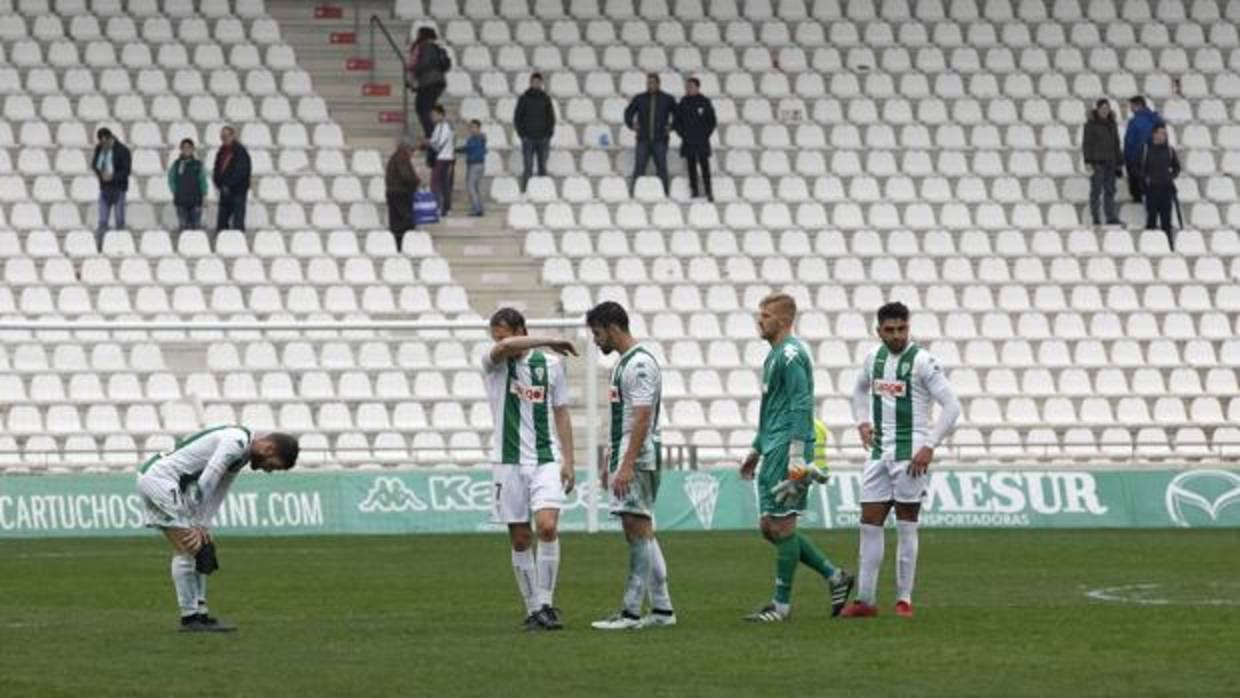 Los jugadores del Córdoba se lamentan tras empatar ante el Rayo Vallecano en El Arcángel