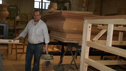 Juan García Casas, en su taller