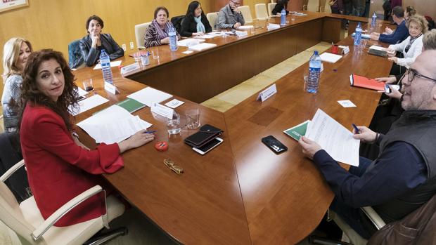 La consejera, en primer término, en la reunión mantenida este lunes con los sindicatos