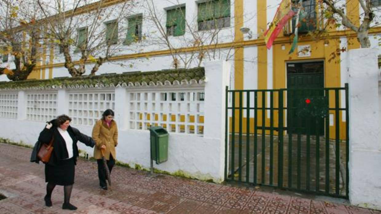 Dos mujeres pasan ante el colegio Cronista Rey Díaz, ubicado en la calle del mismo nombre