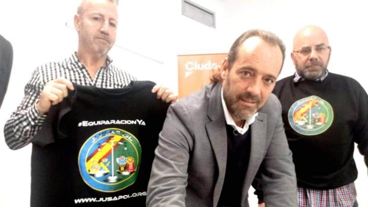 El portavoz de Ciudadanos en Málaga, Juan Cassá, junto a los agentes Miguel Ángel Millán y Ernesto Bernal