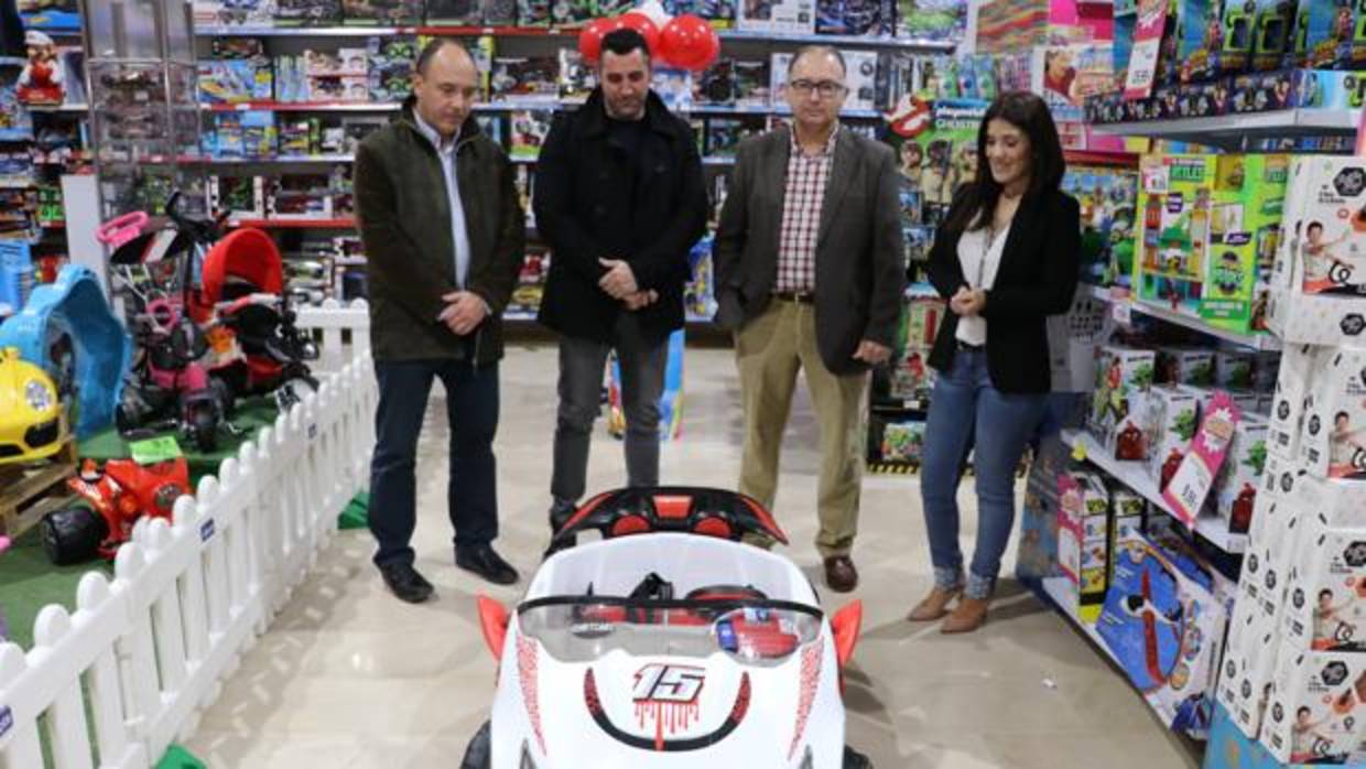 Entrega del coche especial adaptado para el niño Izán