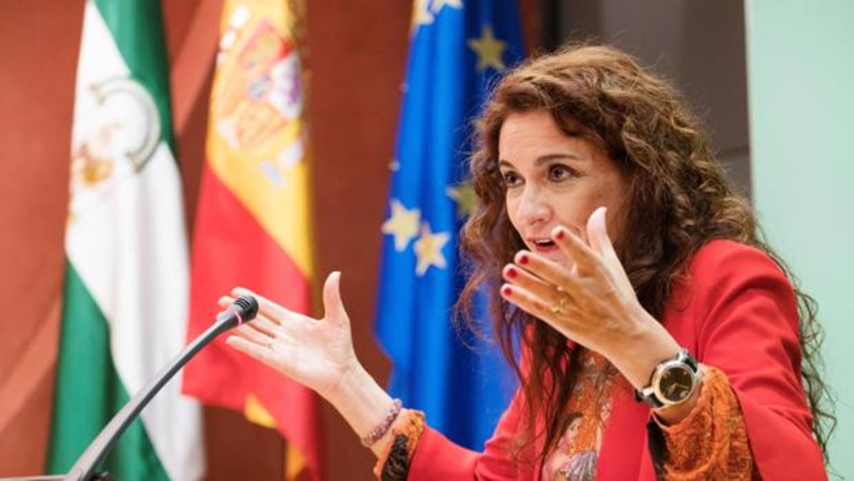 María Jesús Montero dando explicaciones del decreto que va a aprobar el Gobierno andaluz