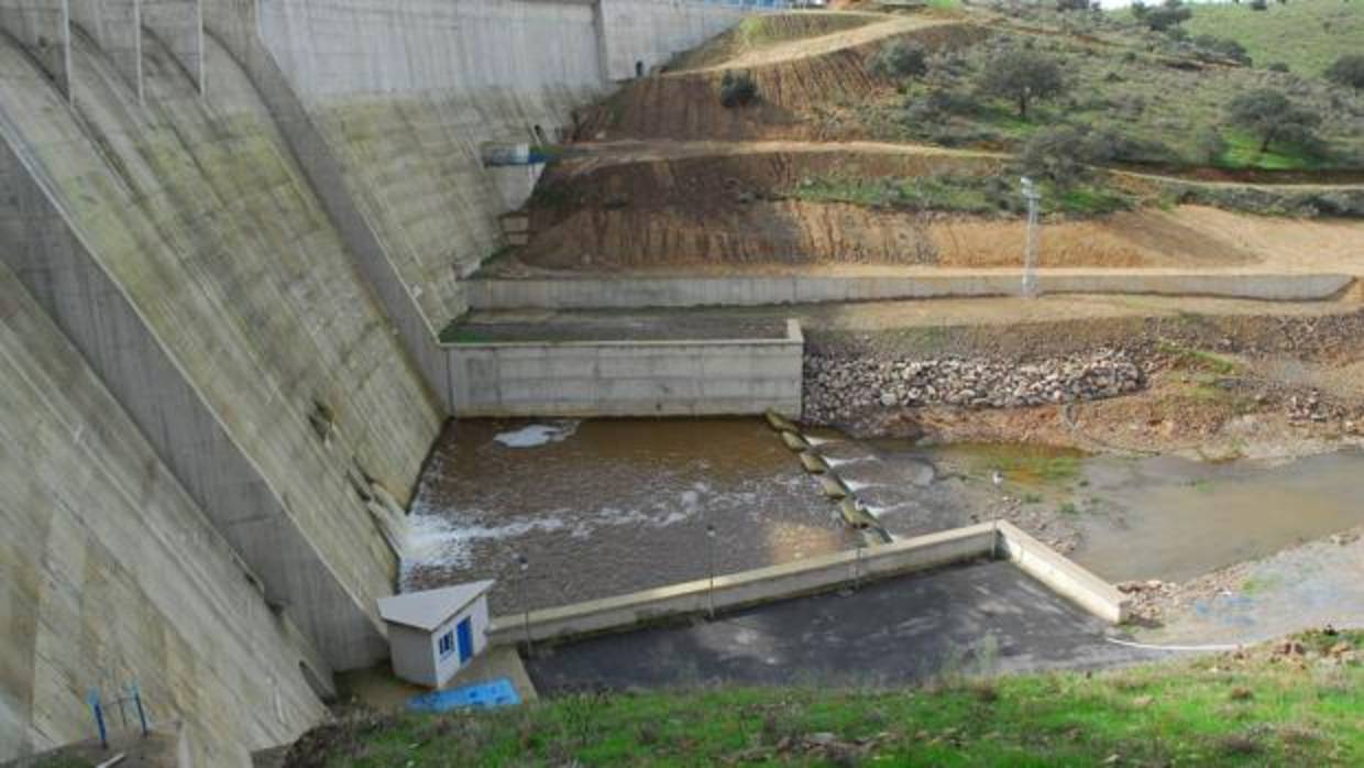 Presa de la Colada, dependiente de la cuenca del Guadiana