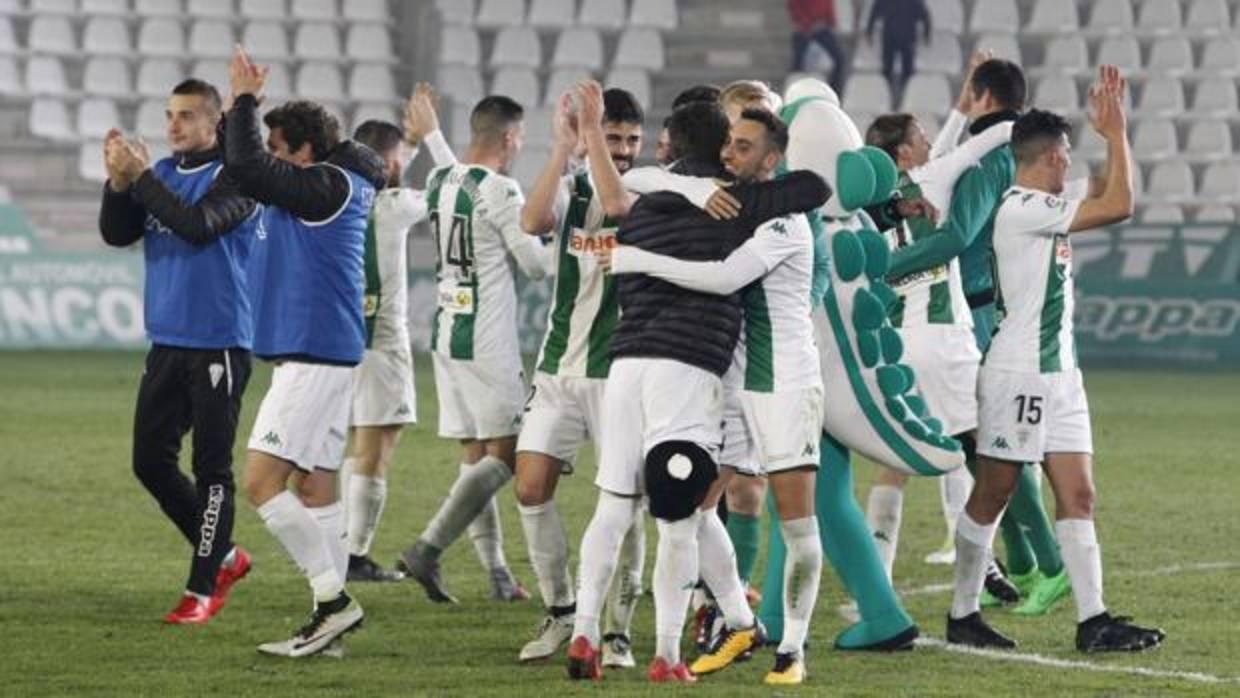 Los jugadores del Córdoba CF agradecen a la afición su entrega ante el Reus