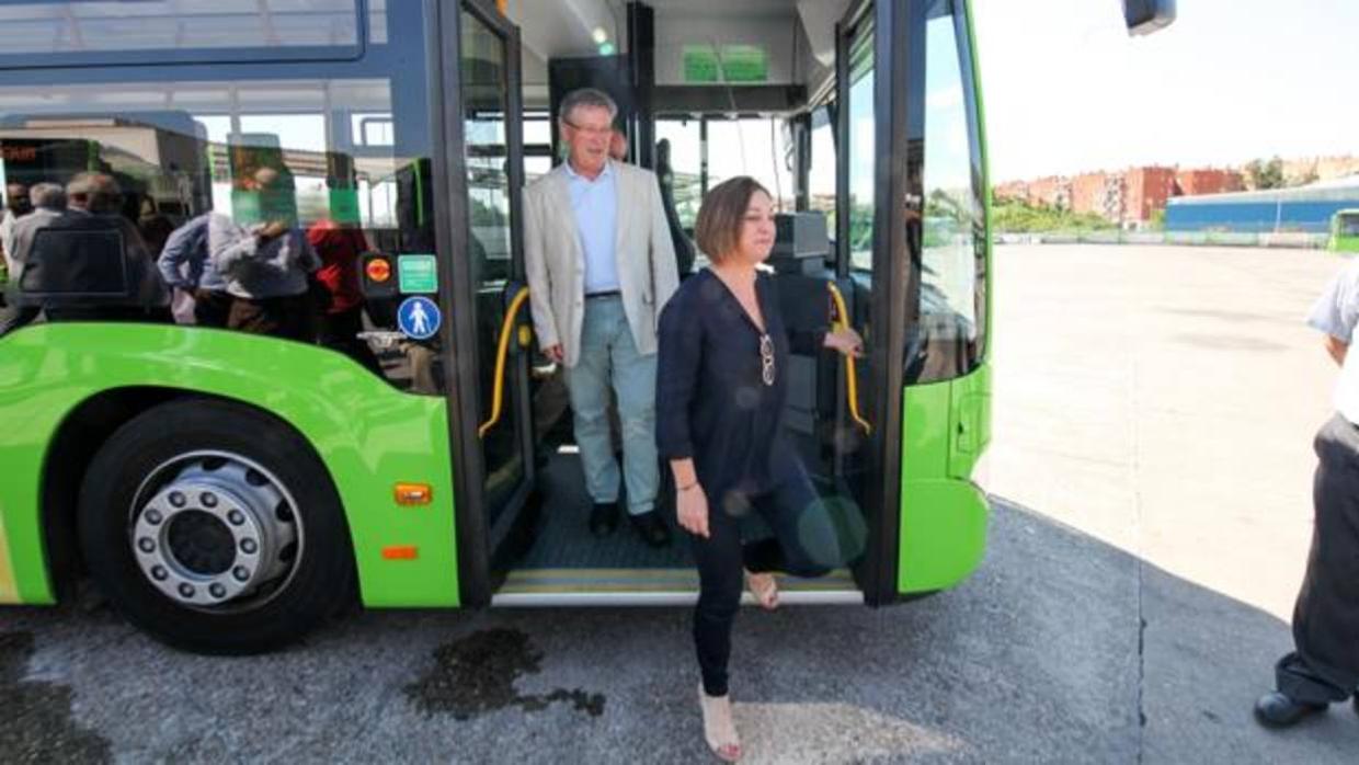 La alcaldesa y el gerente de Aucorsa bajan de un autobús de la compañía