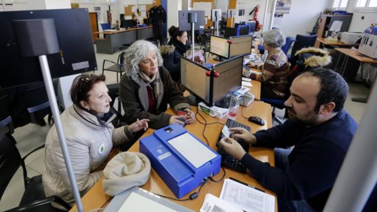 Dos ciudadanas en la oficina del DNI de la comisaría de Fleming