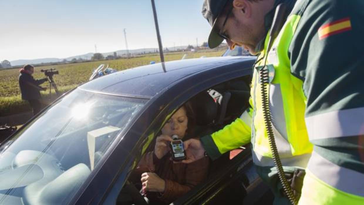 Una mujer sopla en un control de la Guardia Civil