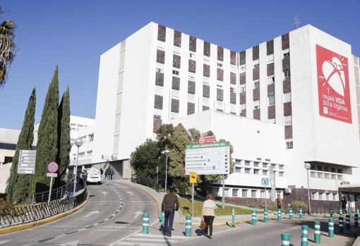 Una pareja sube por la rampa de las Consultas Externas del Reina Sofía