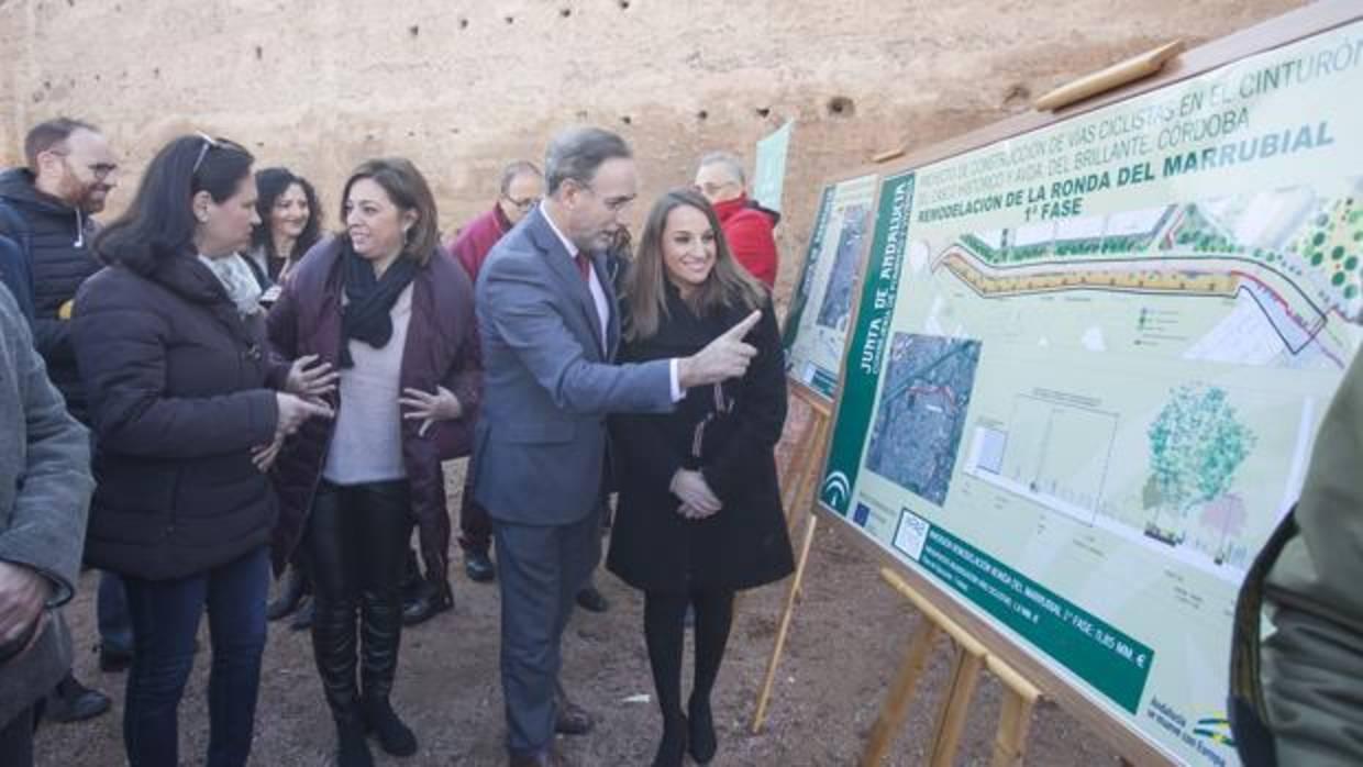 El consejero de Fomento, Felipe López, junto a la alcaldesa de Córdoba, Isabel Ambrosio