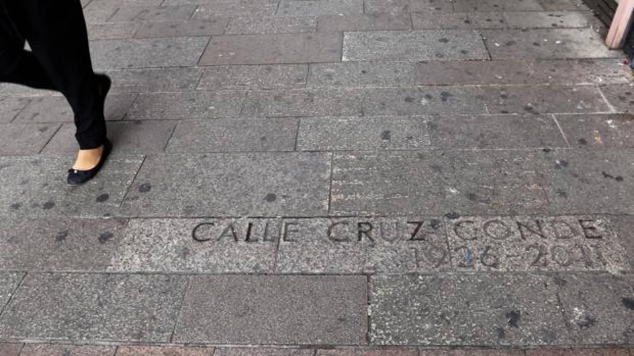 Inscripción en el suelo de Cruz Conde