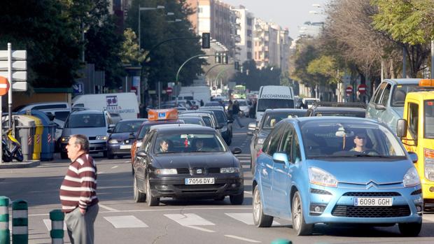 Vuelcan dos coches en la glorieta del Hipercor y en la avenida de América de Córdoba