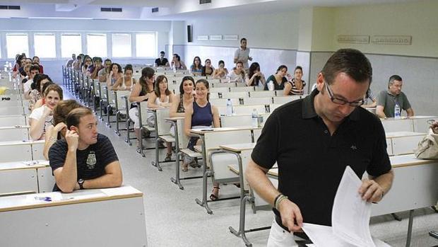 Opositores en un aula antes de empezar el examen