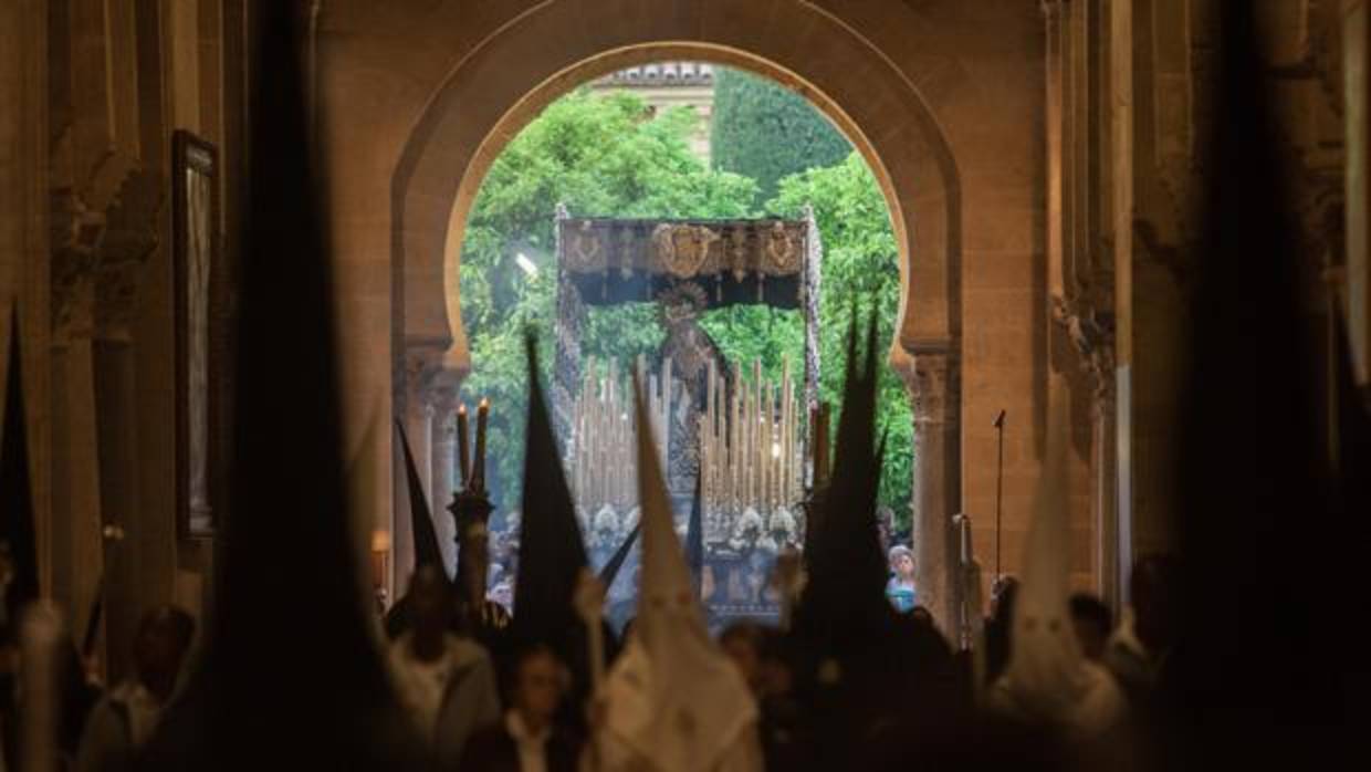 Hermandad de Nazarenos cruzando la segunda puerta