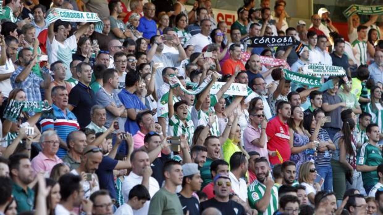 La afición en El Arcángel durante una cita del Córdoba CF