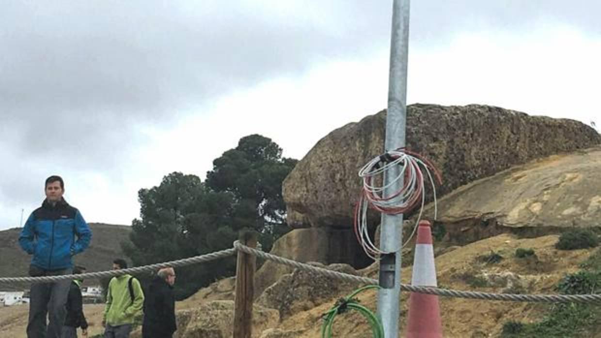 A la entrada del dolmen de Menga sorprende el poste instalado por la Junta