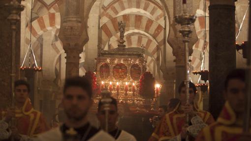 Procesión de las reliquias en el interior de la Catedra