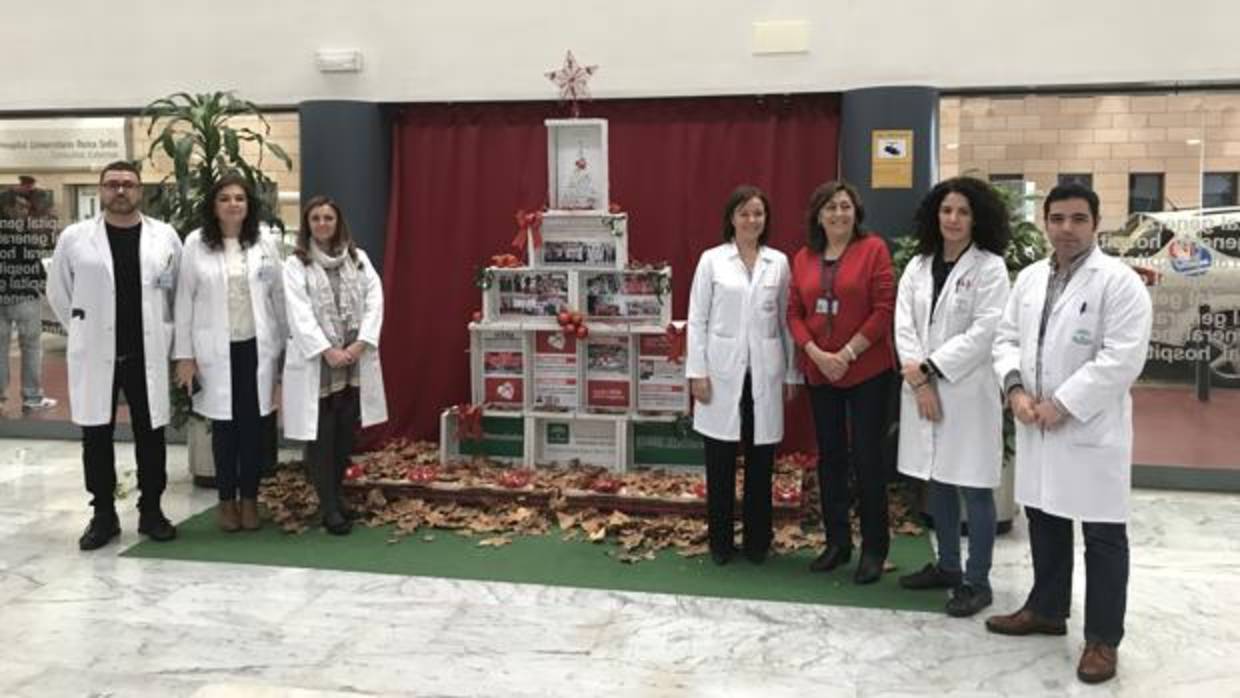 Directivos del hospital Reina Sofía de Córdoba, en una de las instalaciones navideñas