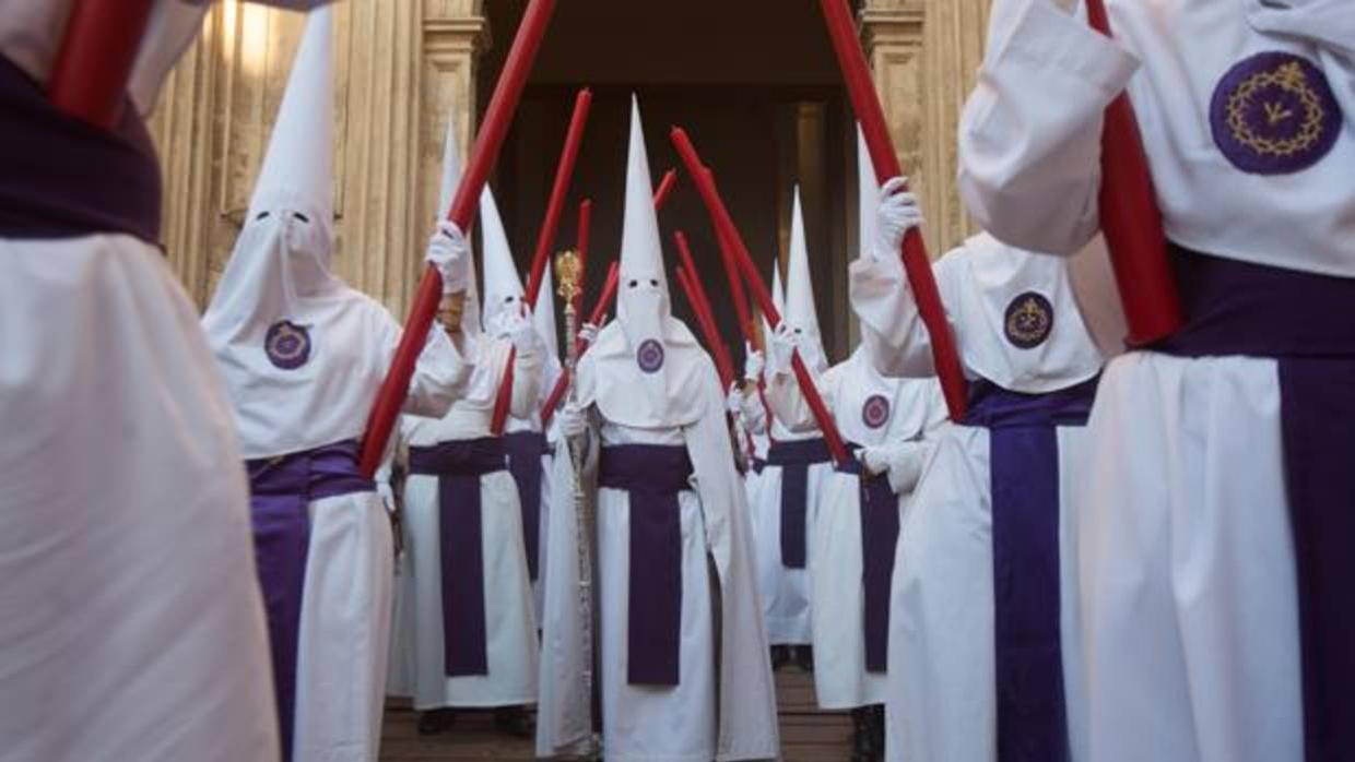 Nazarenos de la hermandad de la Misericordia