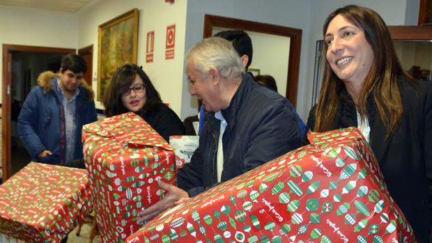 El vicesecretario general del PP, Javier Arenas, junto a Virginia Pérez y Loles López en una entrega benéfica este miércoles en Sevilla
