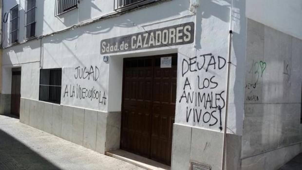 Pintadas en la sede de la Sociedad de Cazadores de Montilla