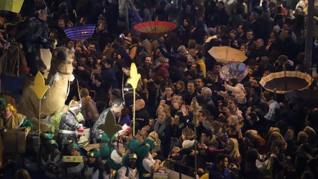 La «magia» de los Reyes ahuyenta la lluvia y permite disfrutar de la Cabalgata de Córdoba