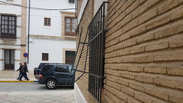 Fuerzan una ventana y desvalijan la caja de una notaría en Aguilar de la Frontera