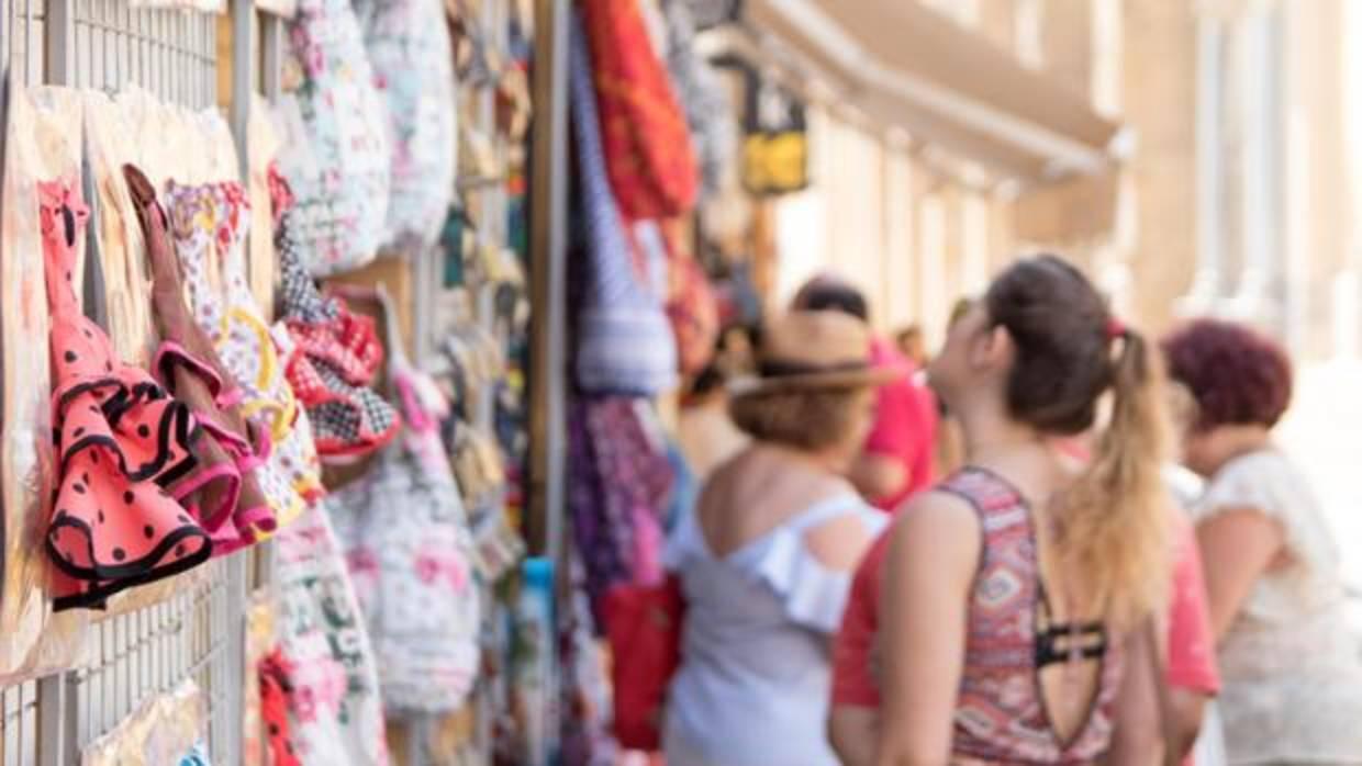 Una turista observa un vestido de gitana en la Judería