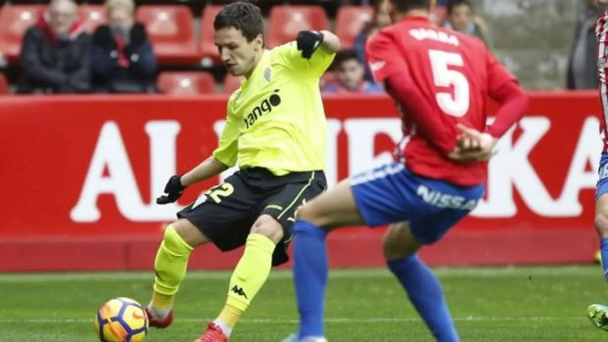 Sasa Jovanovic da un pase en el Sporting de Gijón-Córdoba CF