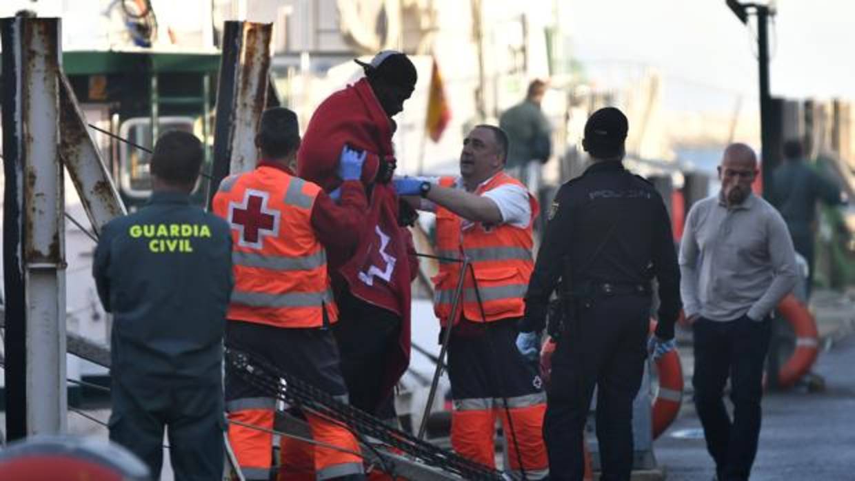 La Cruz Roja rescatando a una persona de una patera