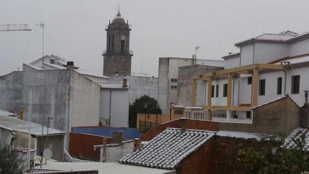 La nieve tiñe de blanco los tejados de Villanueva de Córdoba