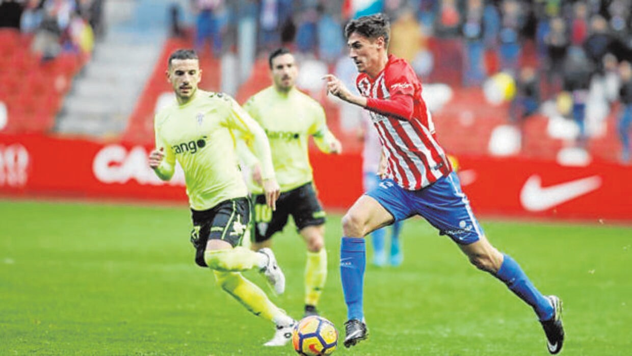 El lateral derecho del Córdoba José Manuel Fernández persigue a Pablo Pérez, del Sporting de Gijón