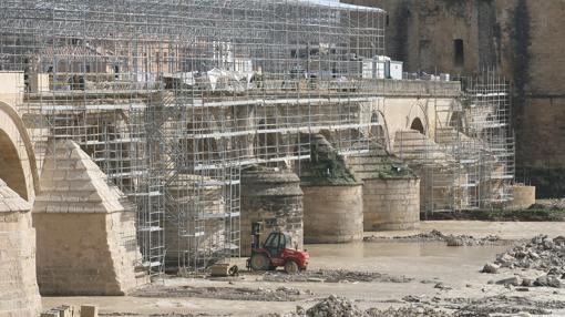 Maquinaria en el cauce del río durante las obras