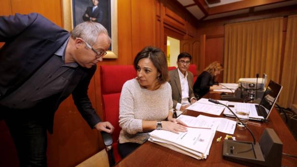 La alcaldesa de Córdoba preside un Pleno municipal