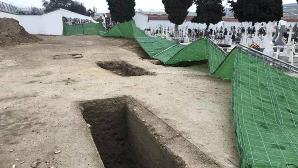 Excavación para encontrar fosas en el cementerio de Lucena