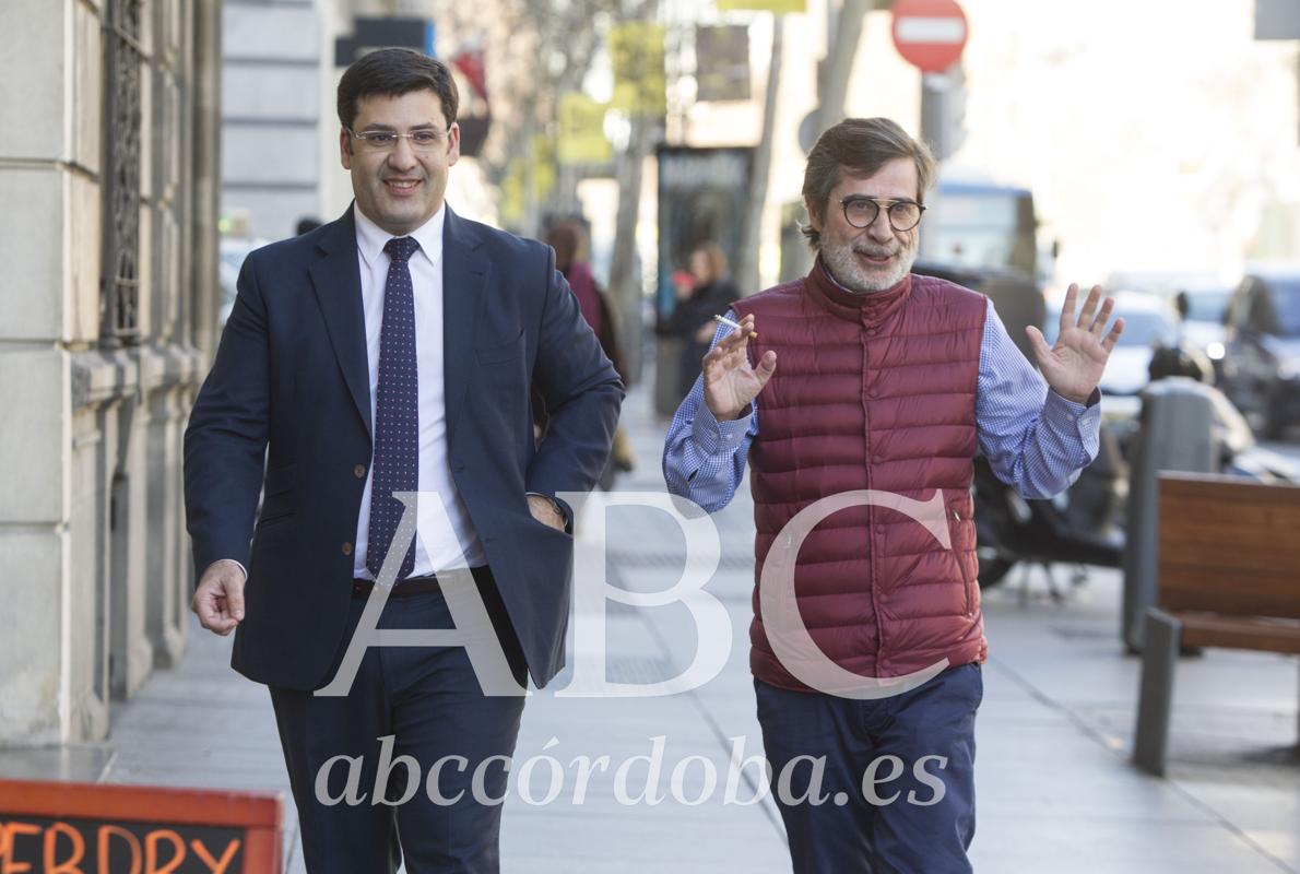 Jesús León y Carlos González sonríen, esta mañana, camino a la notaría en Madrid
