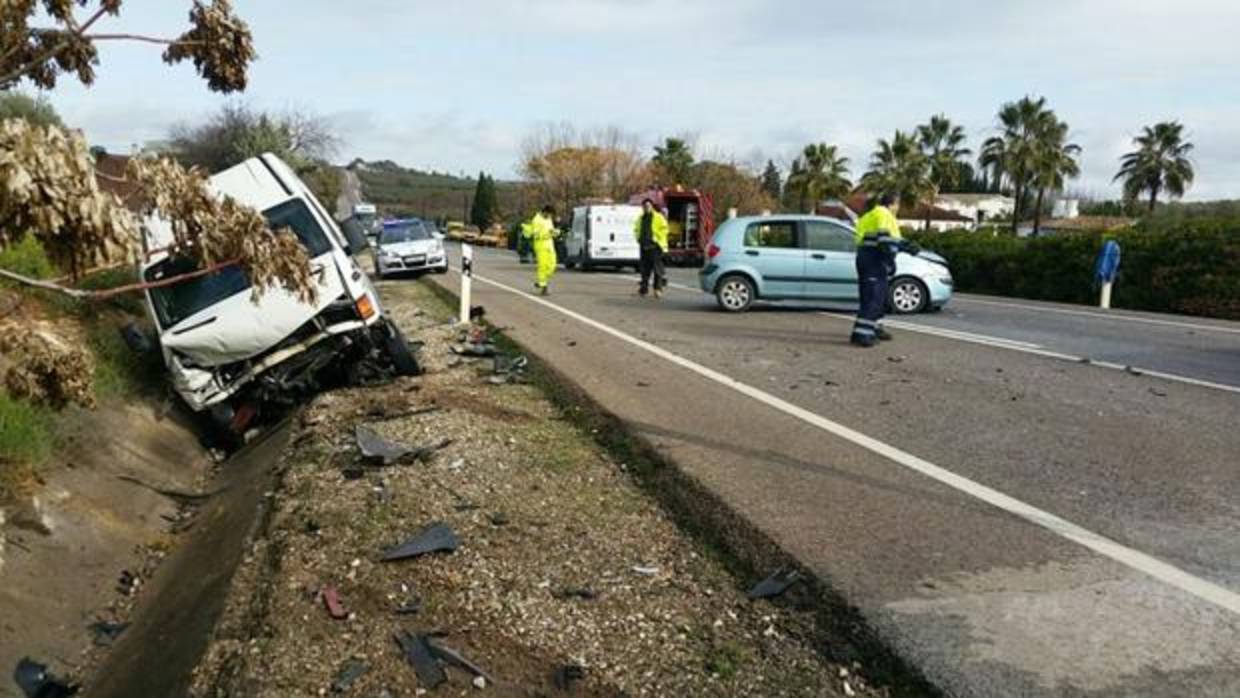 Imagen, ayer, de los dos vehículos involucrados en el siniestro mortal que se produjo en la A-304