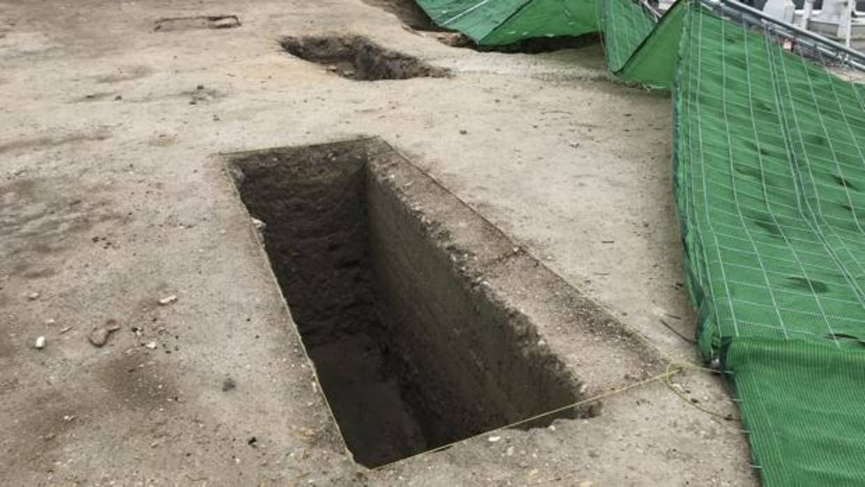 Fosas excavadas en el cementerio de Lucena