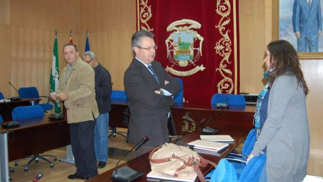 El acalde de Puente Genil, Esteban Morales, durante un Pleno