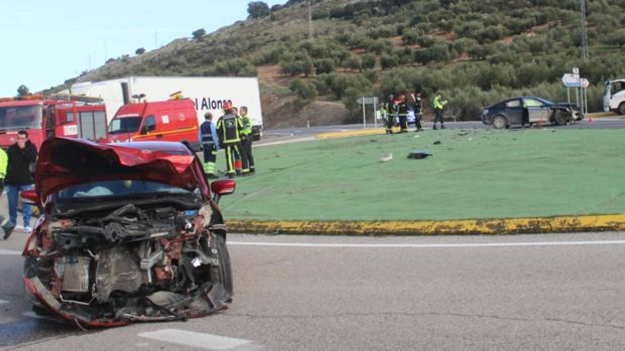 Aspecto de los dos vehículos siniestrados tras el accidente