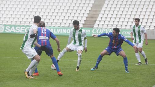 Sebas Moyano conduce el esférico contra el Extremadura UD