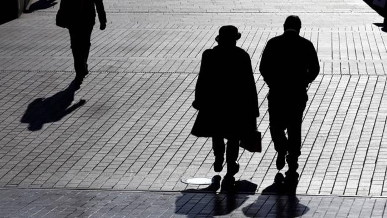 Una pareja pasea por Córdoba bajo el son de invierno