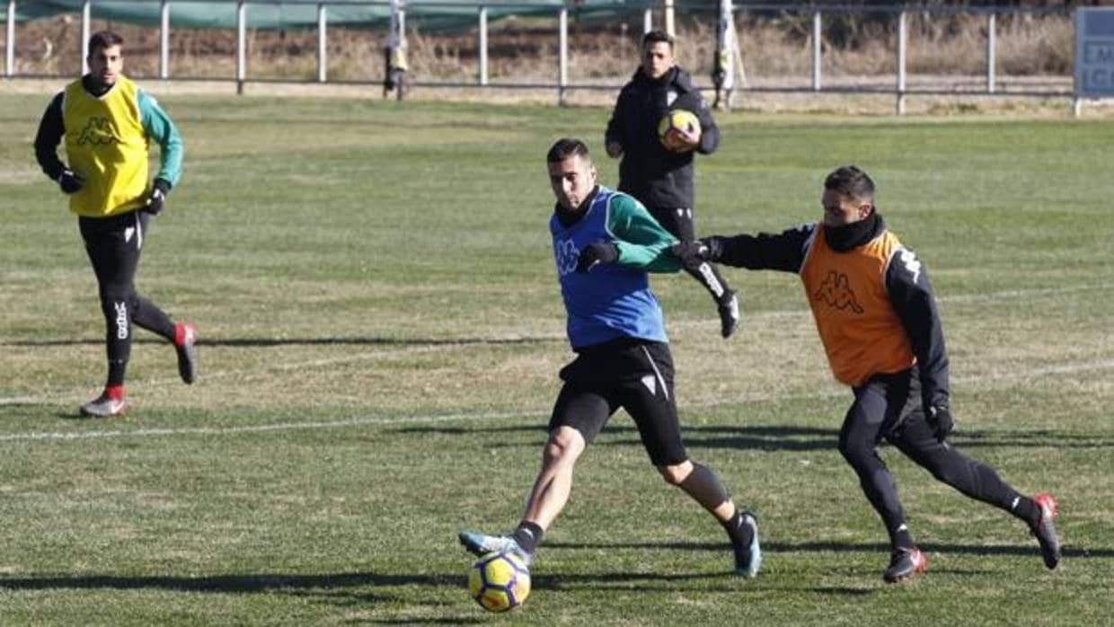 Sergi Guardiola sufre la presión de Sergio Aguza en un entrenamiento