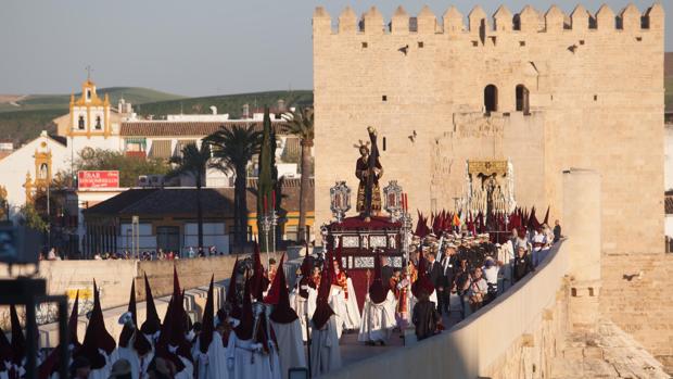 La relación entre el Puente Romano y las cofradías de Córdoba