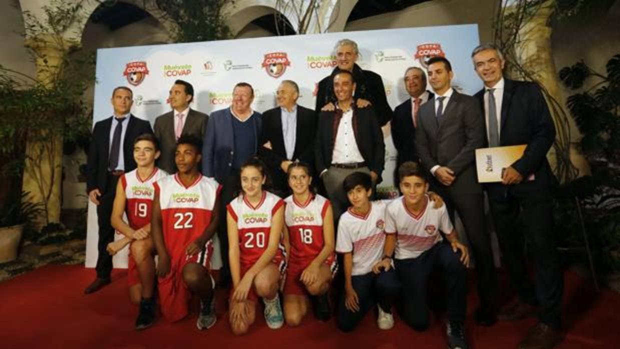 Autoridades y niños durante la presentación de la Copa Covap