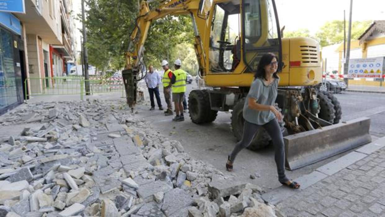 La delegada de Infraestructuras junto a una obra en el Centro de la ciudad